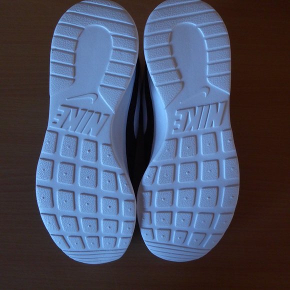 Nike Tanjun Black White Women's Ladies Sneakers Running Shoes Brand New - Picture 5 of 10